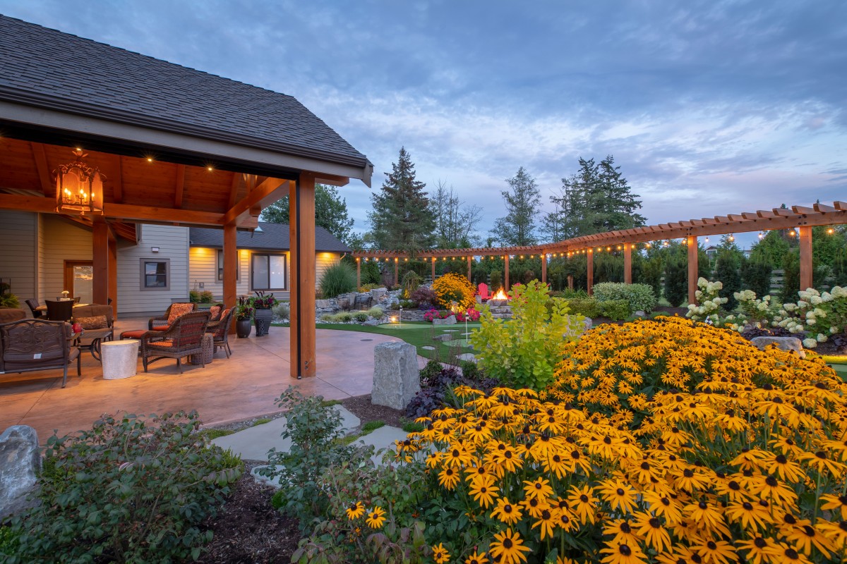 There are no dead-ends here. The entire landscape is easy to navigate for large groups, and everything is close to the house.